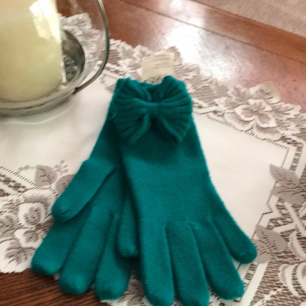 NWT. Soft one size beautiful teal gloves